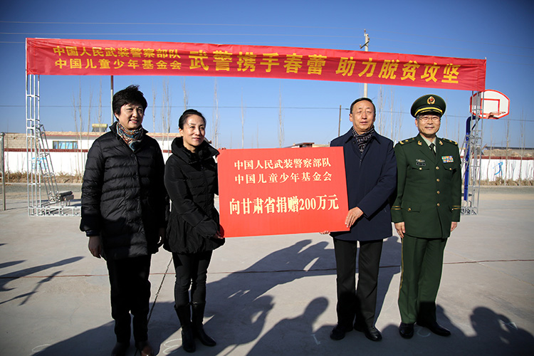 邓丽、林卿共同向甘肃省妇联、酒泉市委负责同志递交捐赠牌0.jpg