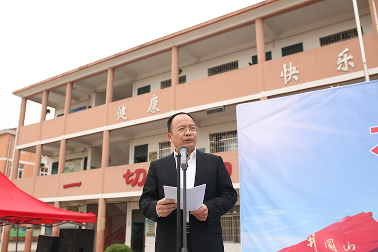 5.中国儿童少年基金会秘书长朱锡生主持活动。中国网记者 焦源源 摄.JPG