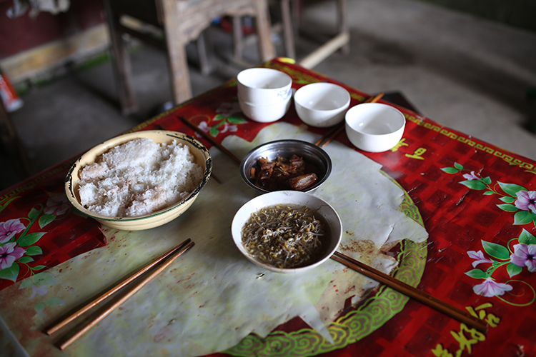 2.一小块腊肉、一碗豆芽和一大盆米饭，是张小蕾一家的午饭。.jpg