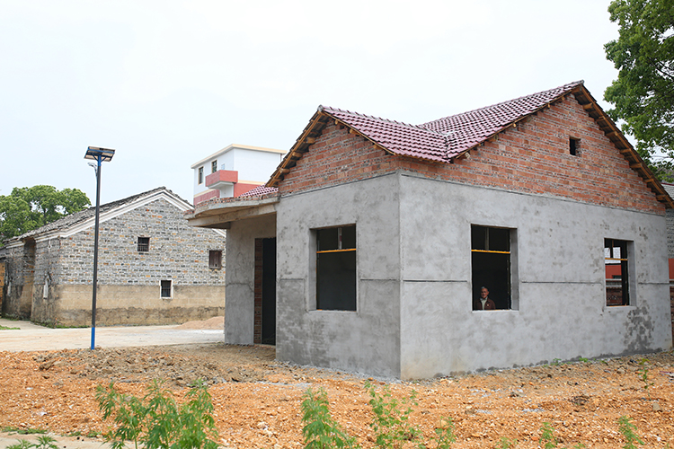 4.在旧房旁边，政府出部分资金为张小蕾家建了房子。“现在没有钱继续建了，只能暂时搁置。”张小蕾爷爷说。.JPG