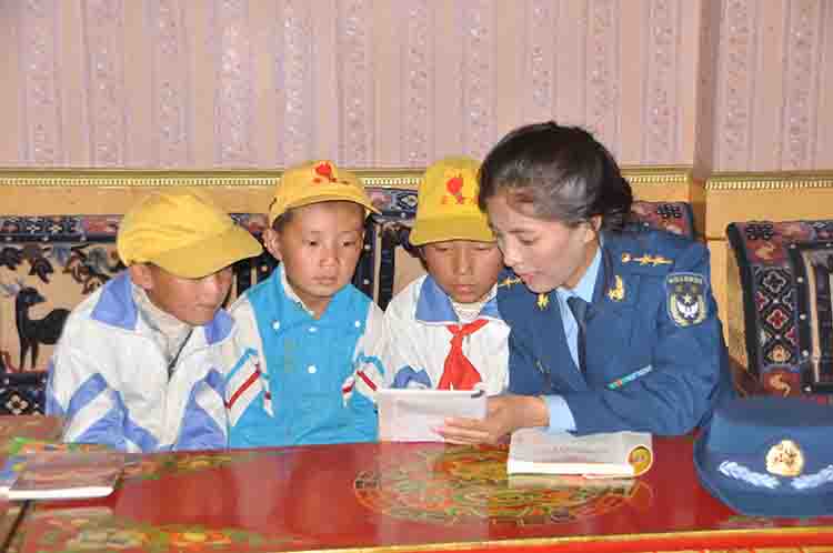 图10：业余时间，玉卓玛为驻地江当乡小学的孩子们辅导汉语.jpg
