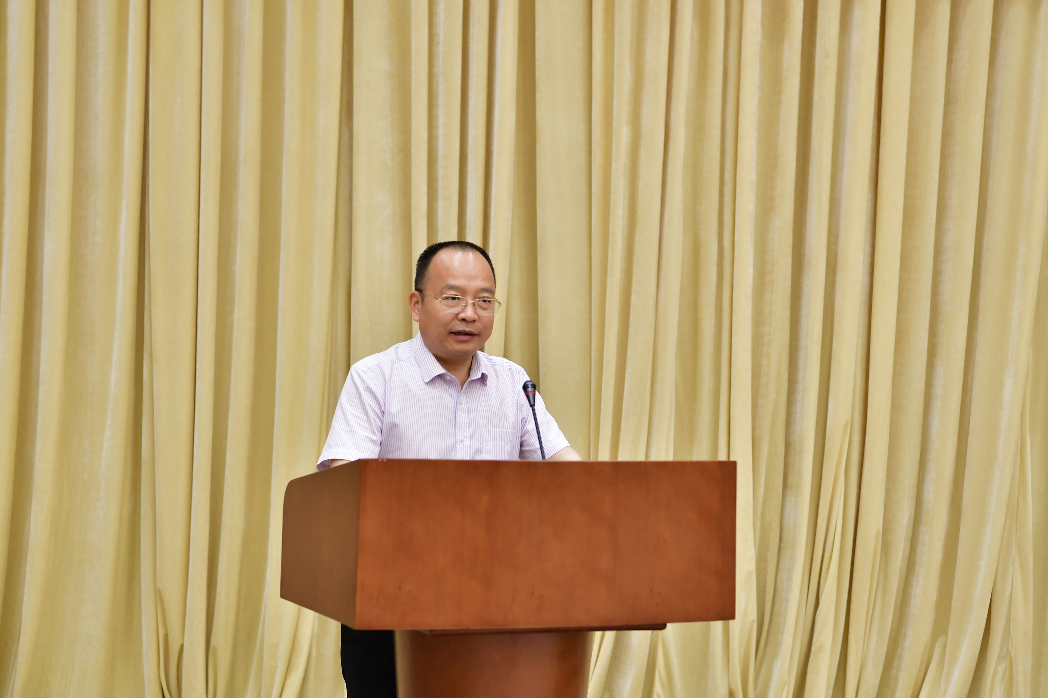 1.中国儿童少年基金会副理事长、秘书长朱锡生讲话.JPG