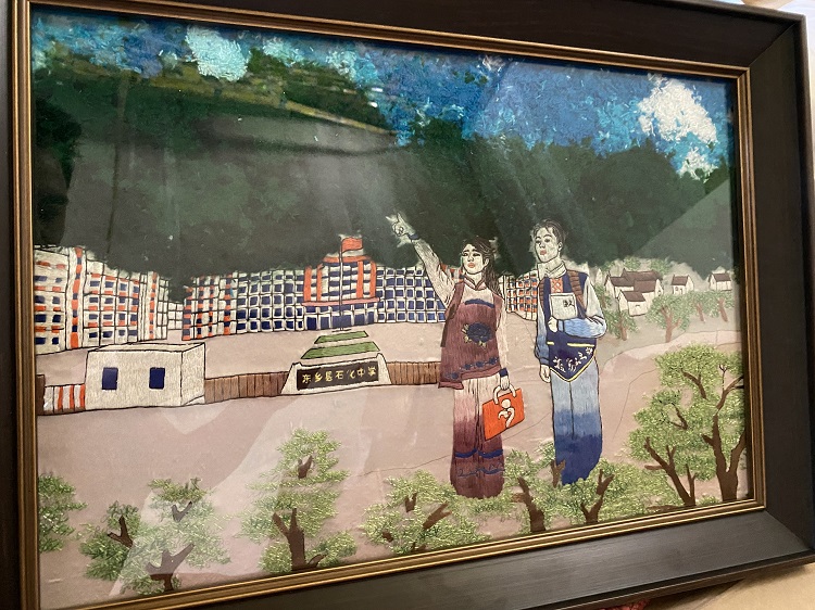 图为来自甘肃的马佳婿、马玲、郑雨琴创作的东乡刺绣《桃李春风 高山“蕾”鼓》。.jpg